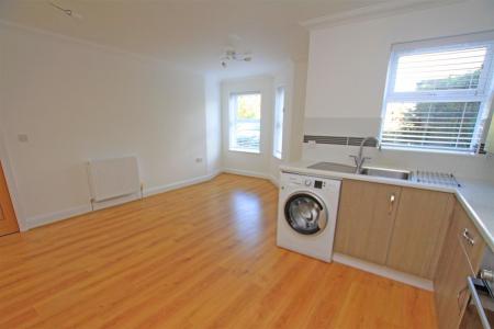 2 bedroom Flat to let in Cherry Tree Lodge, Castle Lane West, Bournemouth