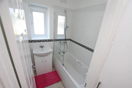 2 bedroom Flat to let in Wimborne Road, Bournemouth