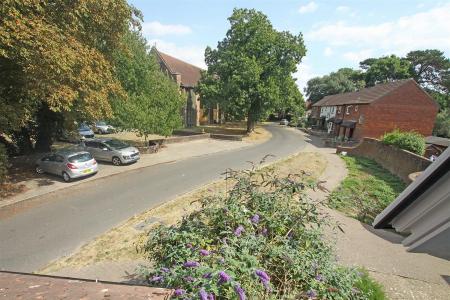 3 bedroom Flat to let in Hamilton Close, Bournemouth