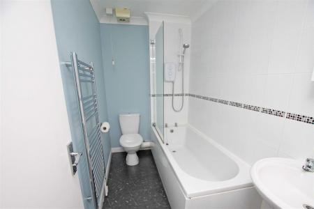 2 bedroom Terraced House to let in Kestrel Close, Ferndown