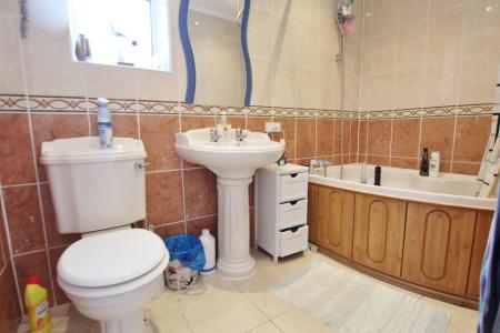 3 bedroom Apartment to let in Castle Lane West, Bournemouth