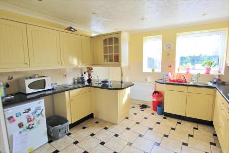 3 bedroom Apartment to let in Castle Lane West, Bournemouth