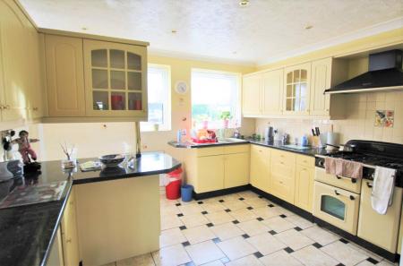 3 bedroom Apartment to let in Castle Lane West, Bournemouth