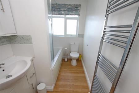 2 bedroom Flat to let in Castle Lane East, Bournemouth