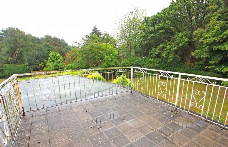 4 bedroom Detached house to let in Wychwood Close, Bournemouth