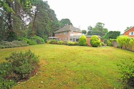 4 bedroom Detached house to let in Wychwood Close, Bournemouth