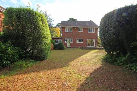 4 bedroom Detached house to let in Wychwood Drive, Bournemouth