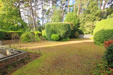 4 bedroom Detached house to let in Wychwood Drive, Bournemouth