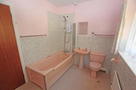 4 bedroom Detached house to let in Wychwood Drive, Bournemouth