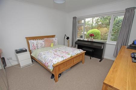2 bedroom Flat for sale in Redhill Drive, Bournemouth