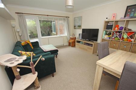 2 bedroom Flat for sale in Redhill Drive, Bournemouth