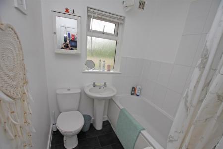 2 bedroom Flat for sale in Redhill Drive, Bournemouth