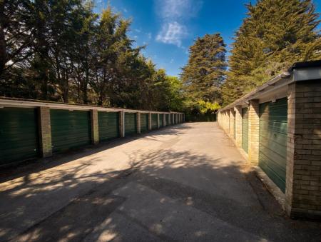 2 bedroom Flat to let in Lindsay Road, Poole
