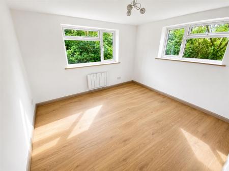 2 bedroom Flat to let in Richmond Park Road, Bournemouth
