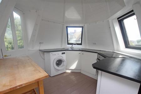 2 bedroom Flat to let in The Crescent, Bournemouth