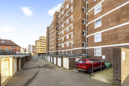 2 bedroom Flat for sale in Braemore Court, Kingsway, Hove, BN3