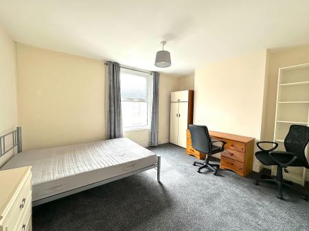 5 bedroom Terraced House to let in Holland Street