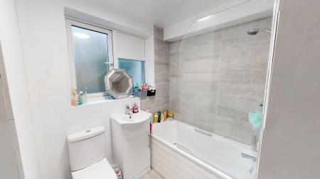 4 bedroom Terraced House to let in Kingsbury Street