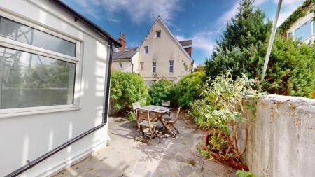 4 bedroom Terraced House to let in Park Crescent Road