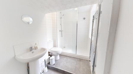 4 bedroom Terraced House to let in Park Crescent Road