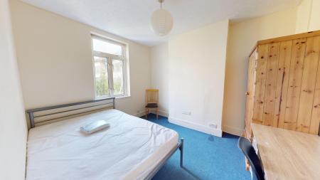 4 bedroom Terraced House to let in Park Crescent Road