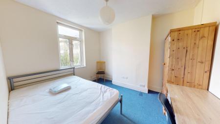 4 bedroom Terraced House to let in Park Crescent Road