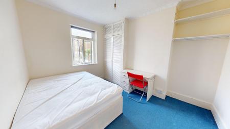 4 bedroom Terraced House to let in Park Crescent Road