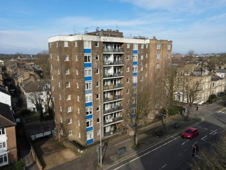 1 bedroom Studio flat to let in 46-48 The Drive, Hove, BN3