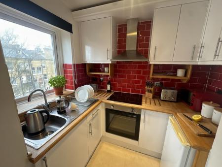 1 bedroom Studio flat to let in 46-48 The Drive, Hove, BN3