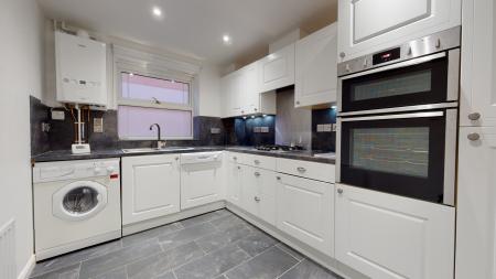 2 bedroom Flat to let in Chatsworth Square, Hove, BN3