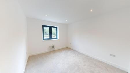 3 bedroom Flat to let in Goldstone Crescent, Hove, BN3