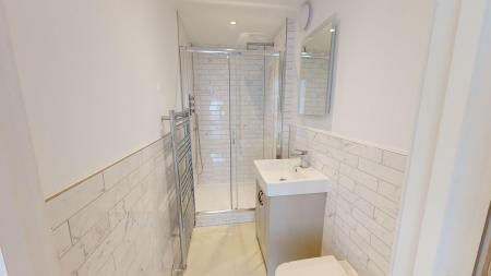 3 bedroom Flat to let in Goldstone Crescent, Hove, BN3