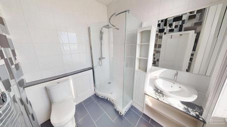 3 bedroom Flat to let in Marine Parade, Kemptown, Brighton, BN2