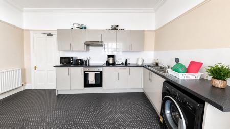8 bedroom Flat to let in Kings Road