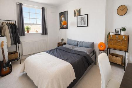 3 bedroom Flat to let in Brunswick Place, Hove, BN3