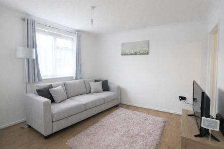 2 bedroom Flat to let in Collingwood Close, Peacehaven, BN10