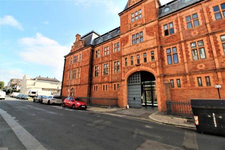 2 bedroom Flat to let in Holland Road, Hove, BN3