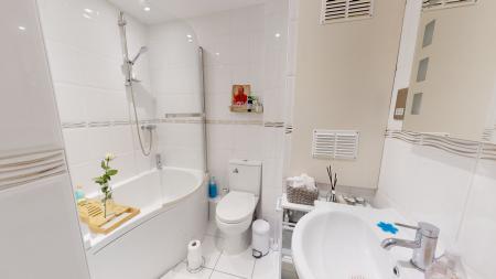 2 bedroom Flat to let in First Avenue, Hove, BN3