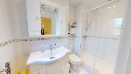2 bedroom Flat to let in First Avenue, Hove, BN3