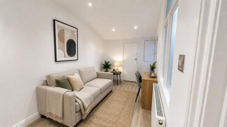 3 bedroom Flat to let in Park Crescent, Brighton, BN2