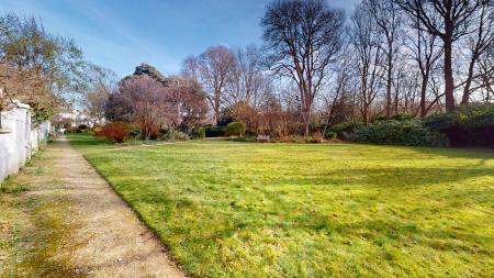 3 bedroom Flat to let in Park Crescent, Brighton, BN2