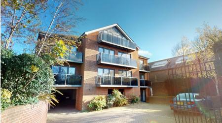 2 bedroom Flat to let in South Court, Dyke Road, Hove, BN1