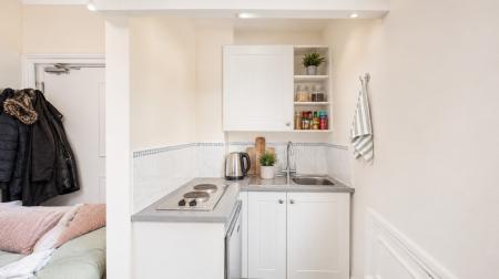 1 bedroom Studio flat to let in First Avenue, Hove, BN3