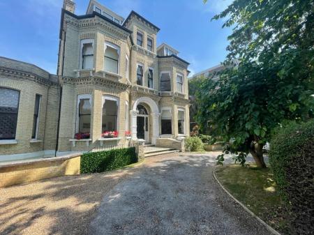 2 bedroom Flat to let in Eaton Gardens, Hove, BN3