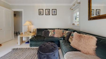 2 bedroom Flat to let in Eaton Gardens, Hove, BN3