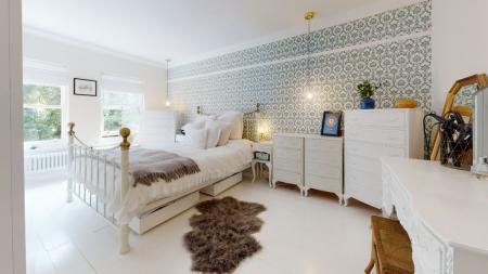 2 bedroom Flat to let in Eaton Gardens, Hove, BN3