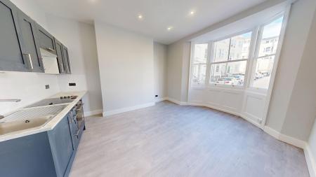 2 bedroom Flat to let in Clarence Square, Brighton, BN1