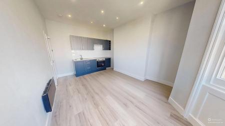 2 bedroom Flat to let in Clarence Square, City Centre, Brighton, BN1