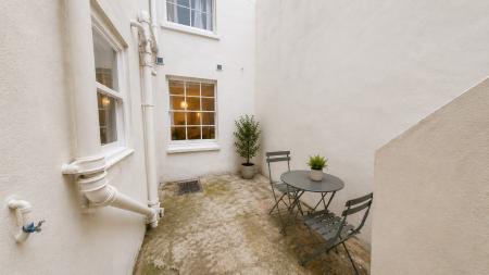 2 bedroom Flat to let in Brunswick Road, Hove, BN3