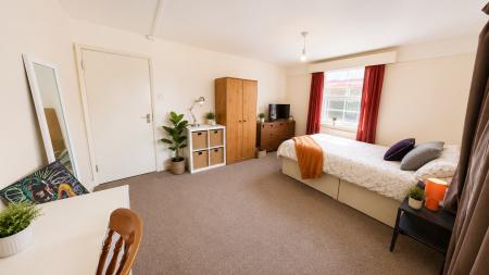 4 bedroom Flat to let in 54-55 Kings Road, Brighton, BN1